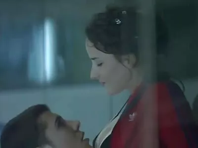 ক্যামের সেক্সি সেক্সি বিএফ জন্য একটি সুন্দর কালো কেশিক হটি স্ট্রিপ