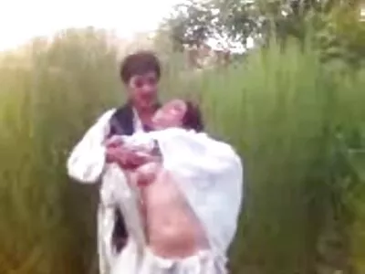স্বর্ণকেশী চুলের সাথে একটি কিশোরী তার ভাইব্রেটরকে গুদ বাংলা মাগি sex রস দিয়ে স্টিকি করছে