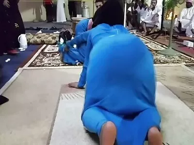 নীল চোখের মোরগ একটি মোরগ চুষে ডগ সেক্স ভিডিও